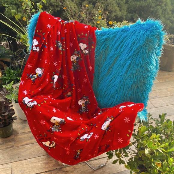 CHRISTMAS Berkshire SNOOPY "Merry and Bright" Soft Christmas Throw Blanket - Picture 4 of 12